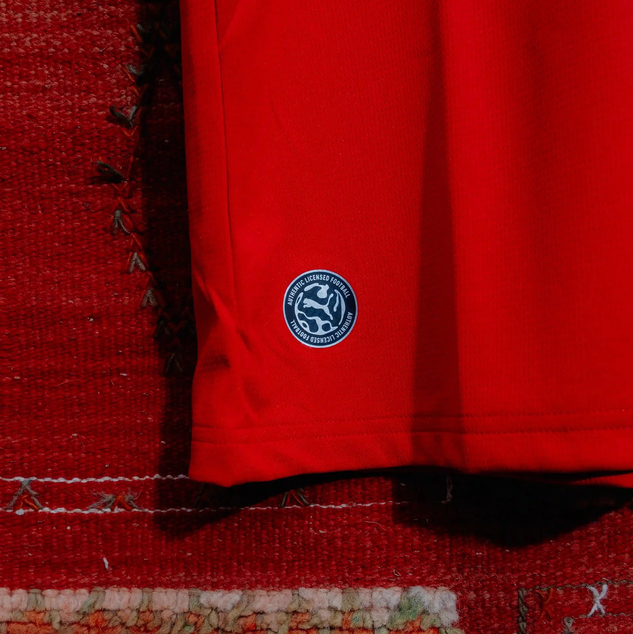 Détail du maillot rouge